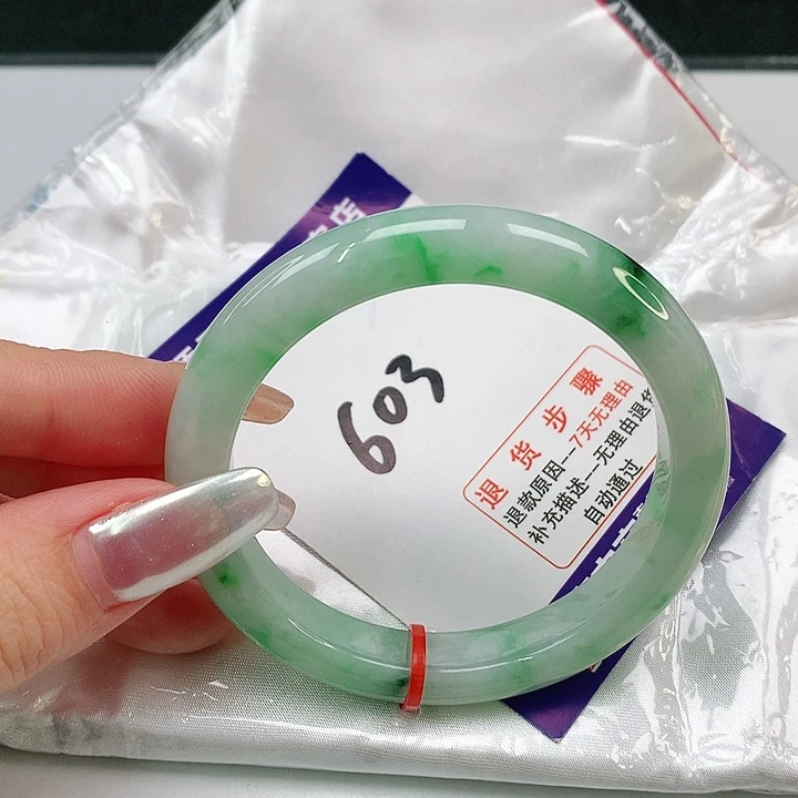 翡翠手镯未镶嵌翡翠手镯