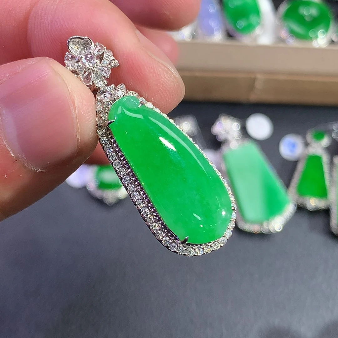 翡翠吊坠(赠链)18K金镶嵌