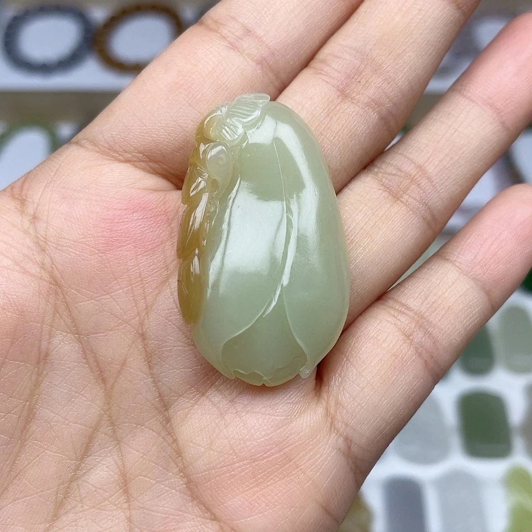 咔***咔和田玉未镶嵌颈饰