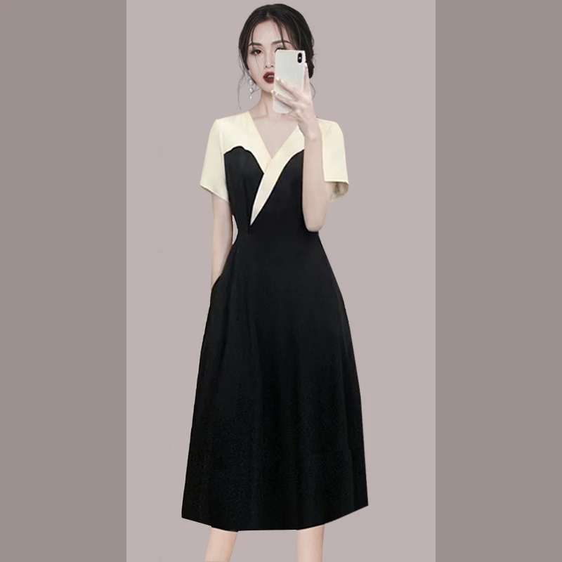 赫本风气质连衣裙2025年女装新款夏季时尚撞色高腰小黑裙