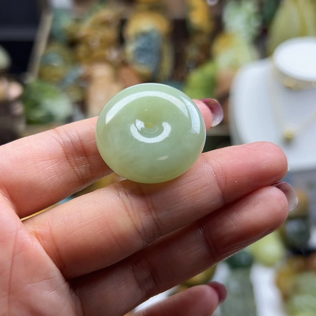 岫岩老玉（透闪石质玉）未镶嵌颈饰老玉平安扣有个边没怎么光好