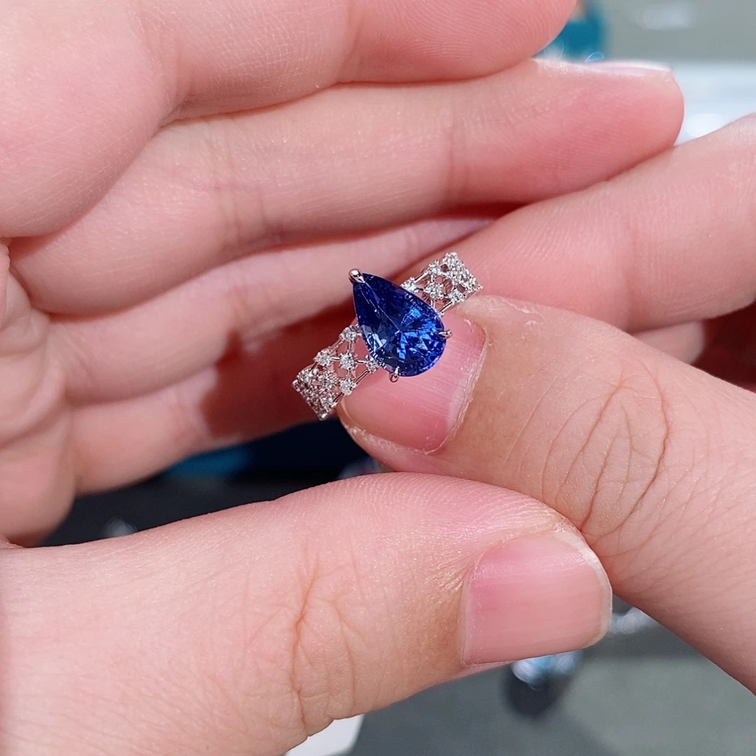 蓝宝石18K金镶嵌戒指AIGS矢车菊2.08ct