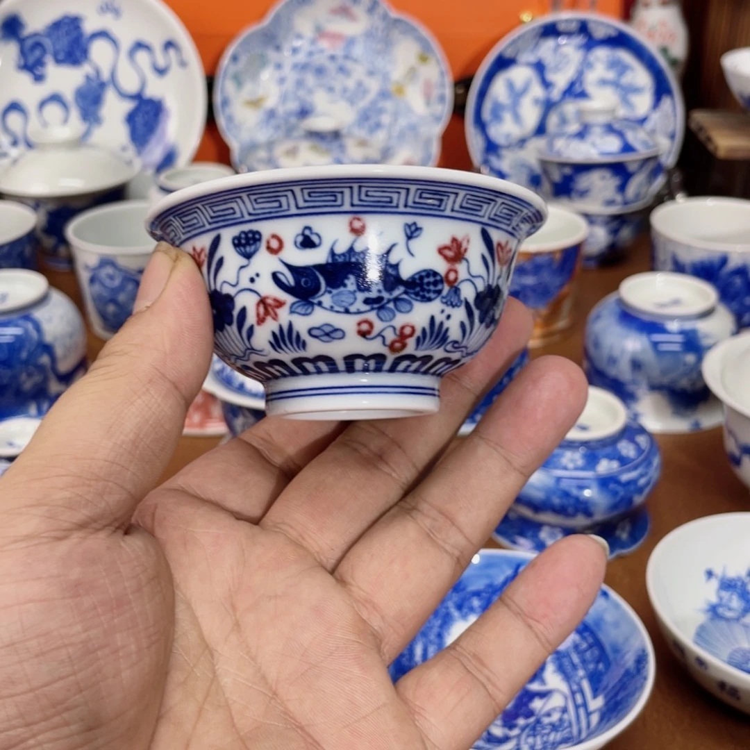 青花釉里红鱼藻纹压手杯