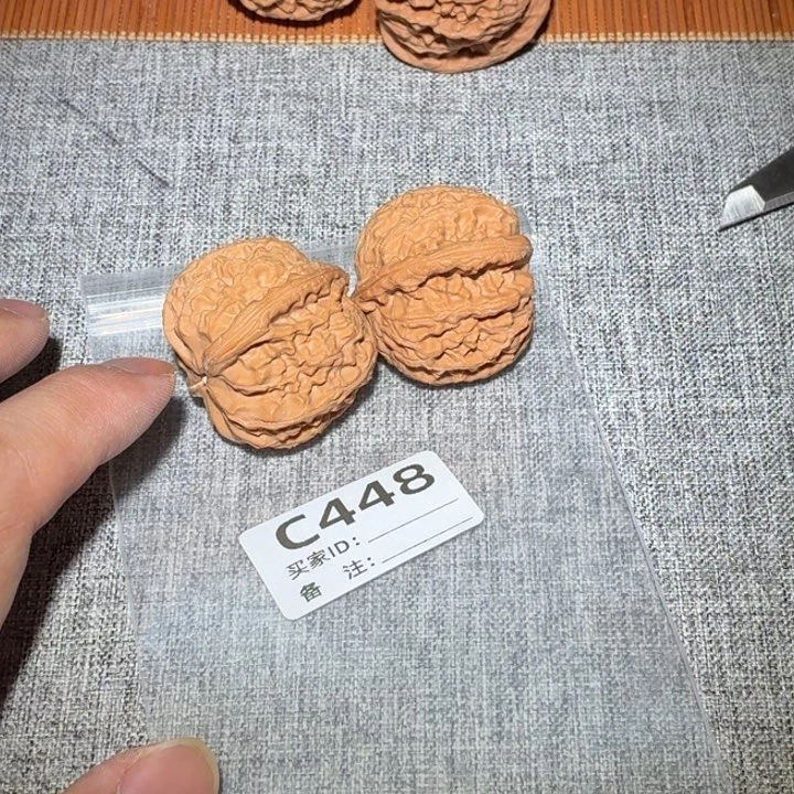 文玩核桃吊坠白狮子448