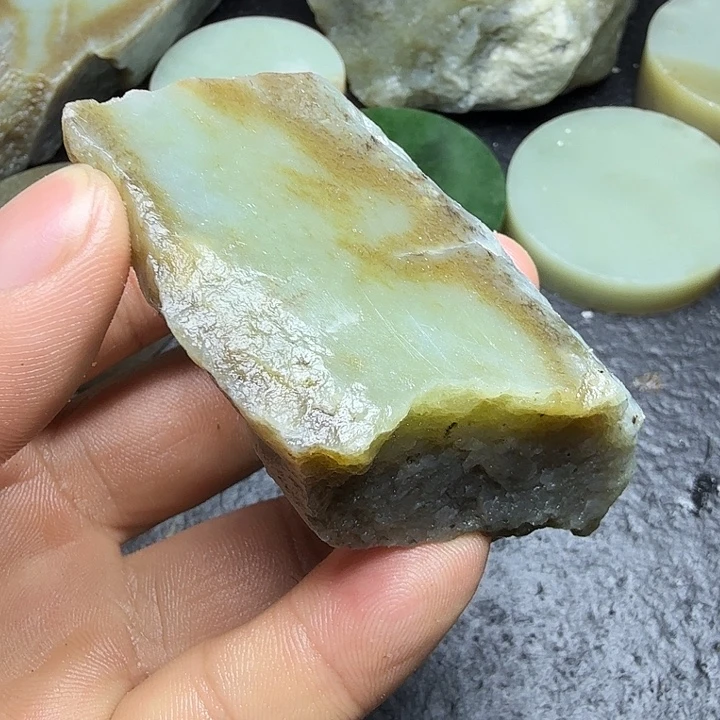 和田玉（糖玉）未镶嵌珠宝奇石