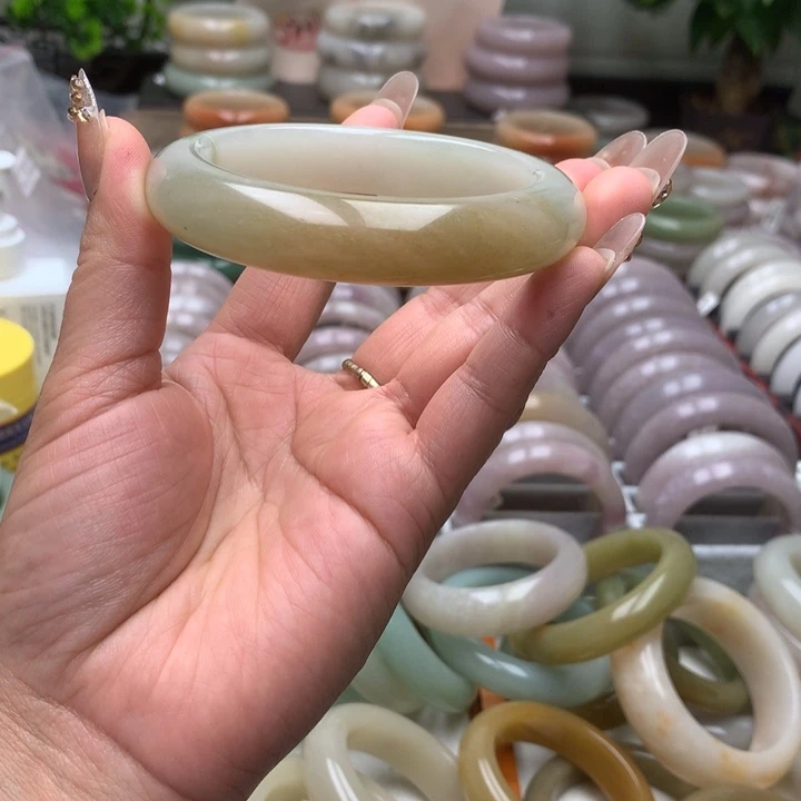 石英质玉未镶嵌手镯