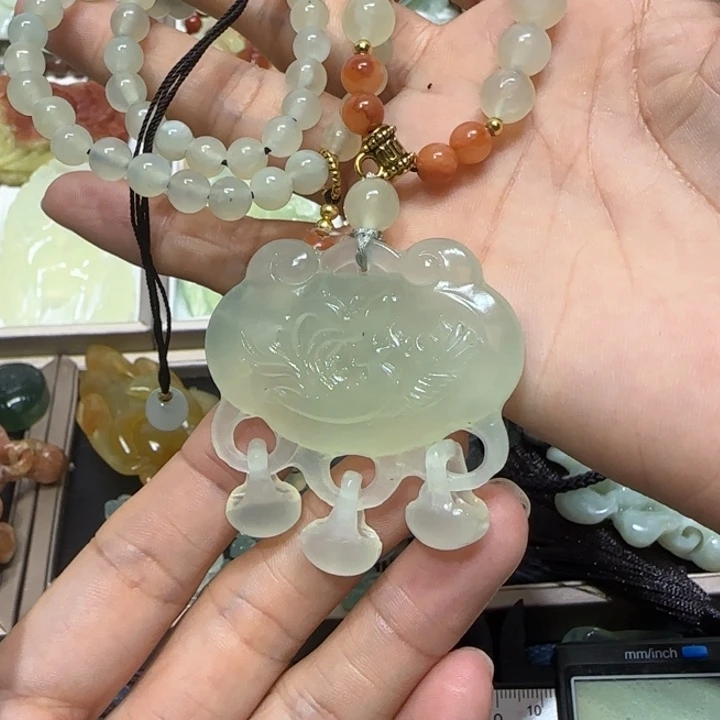 蛇纹石玉未镶嵌吊坠