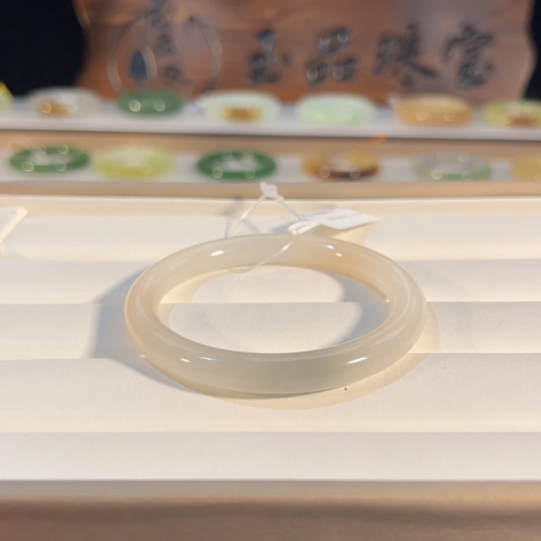 小***宙和田玉未镶嵌手镯