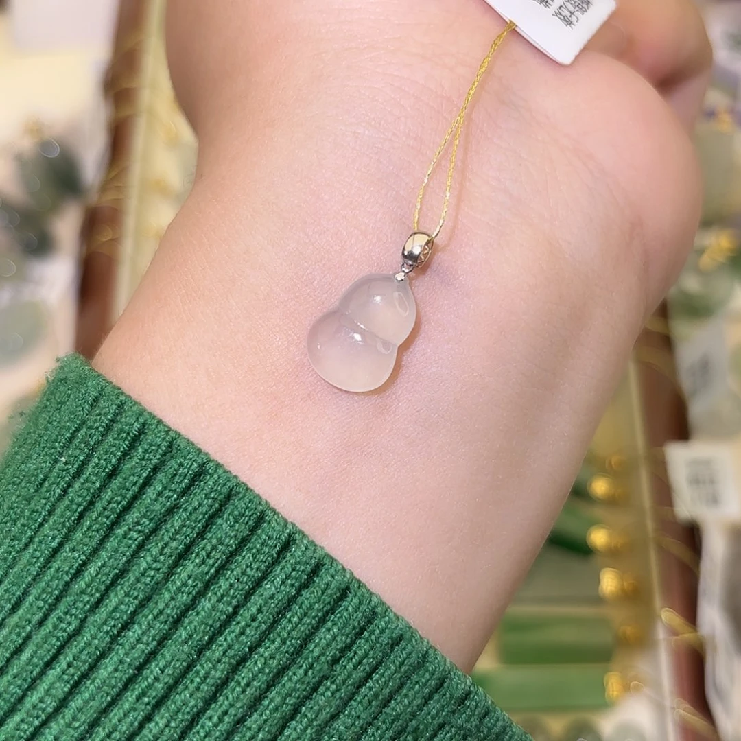 是***呀翡翠18K金镶嵌颈饰葫芦