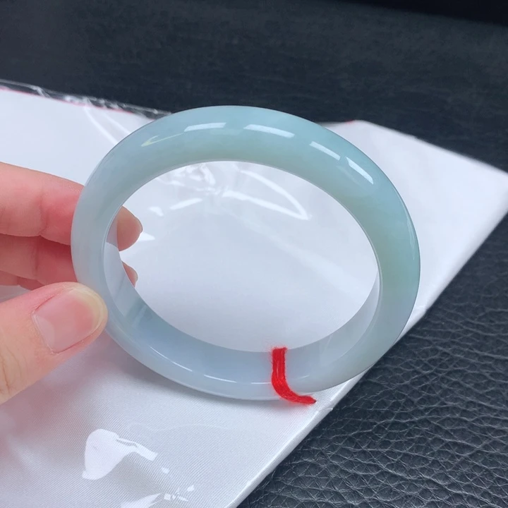 翡翠手镯未镶嵌。