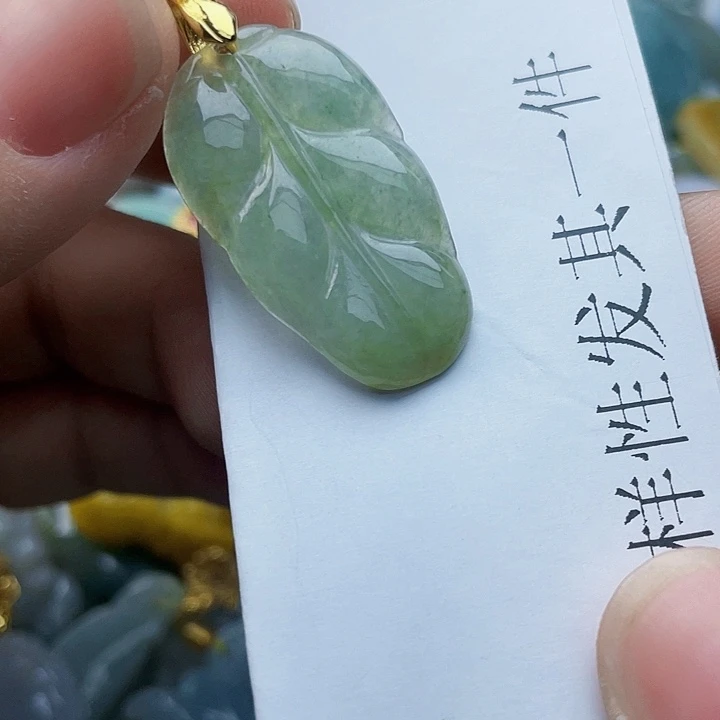 翡翠未镶嵌颈饰好