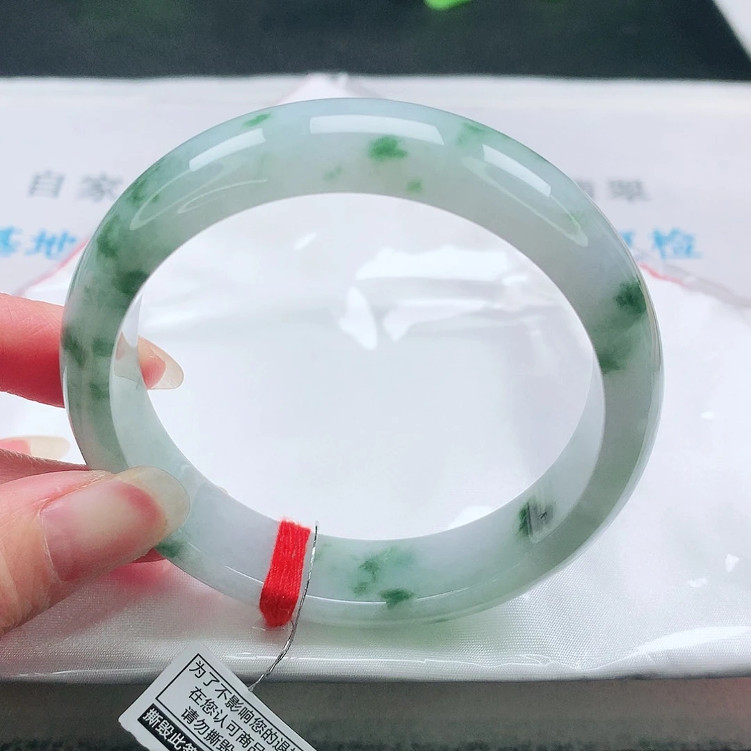 翡翠手镯未镶嵌60圈