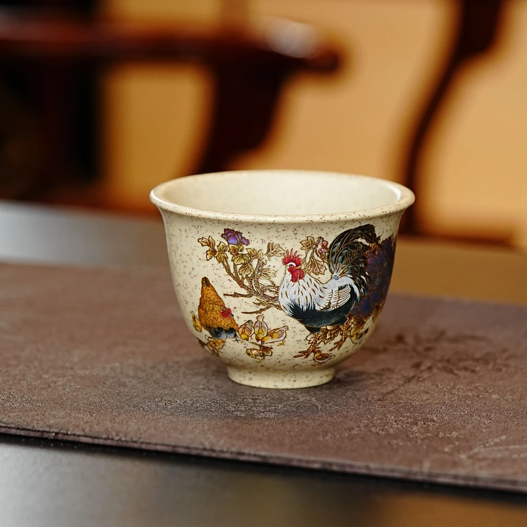 宜兴茶具 白段泥手工彩绘金鸡阖家欢乐紫砂主人杯