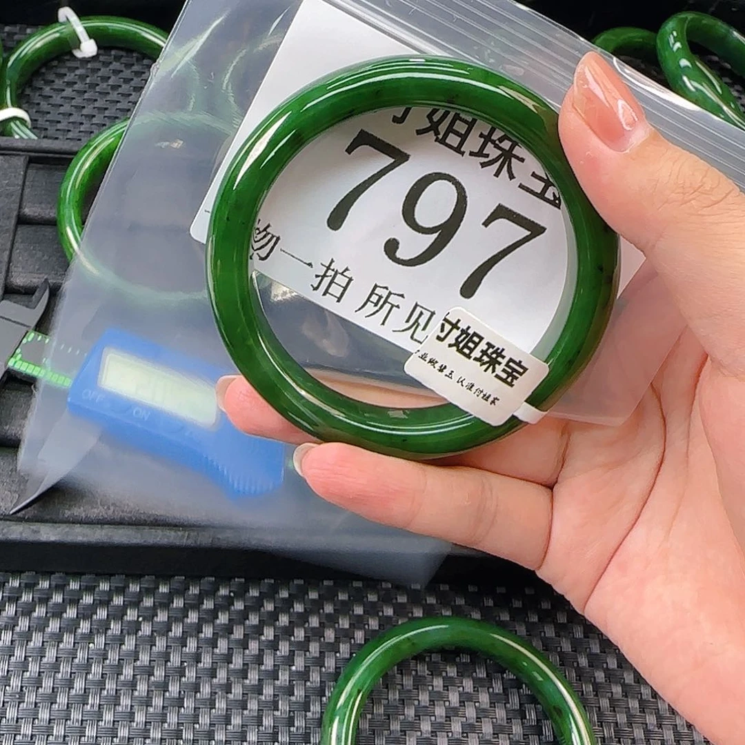 颈饰未镶嵌和田玉手镯59 797