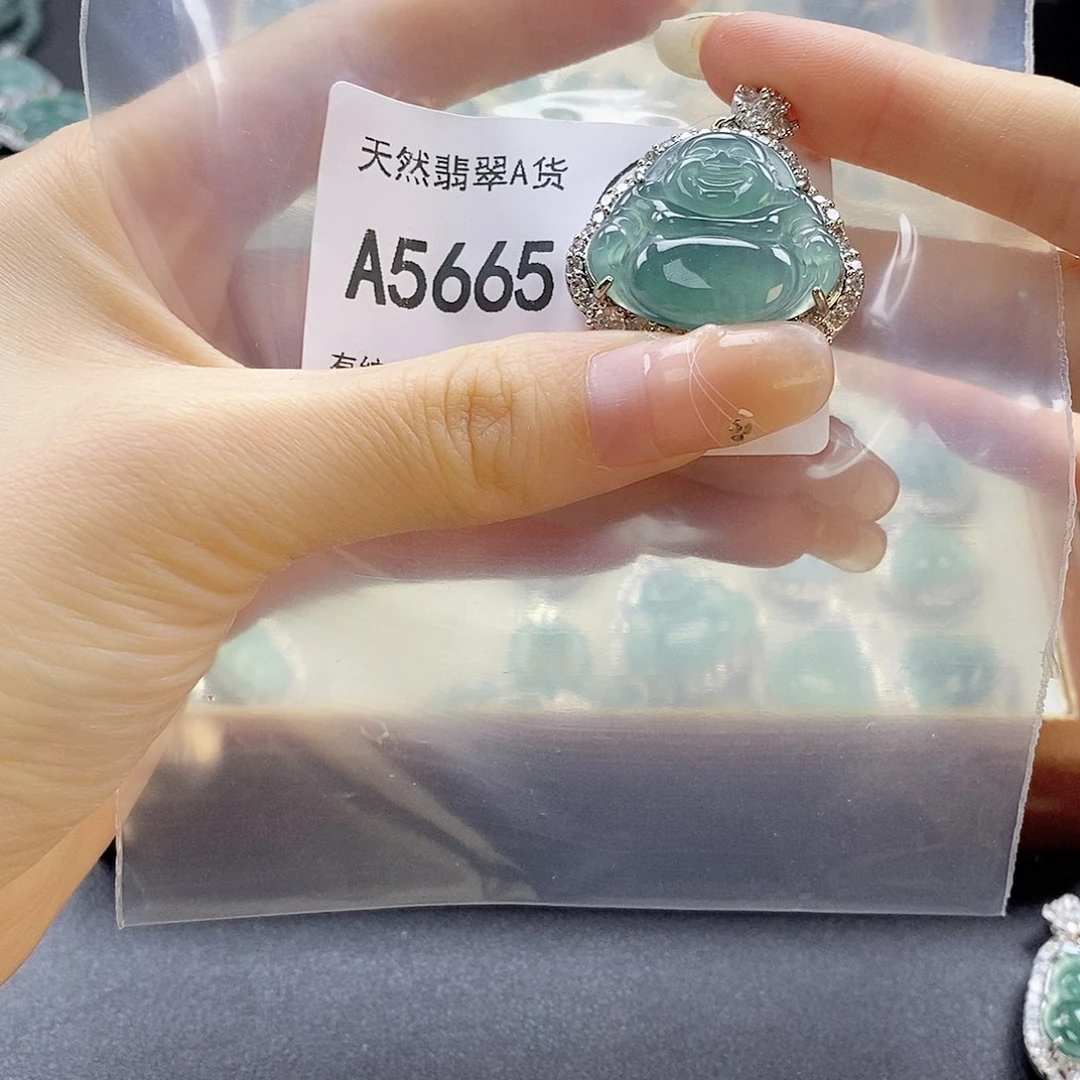 翡翠未镶嵌吊坠(赠链)