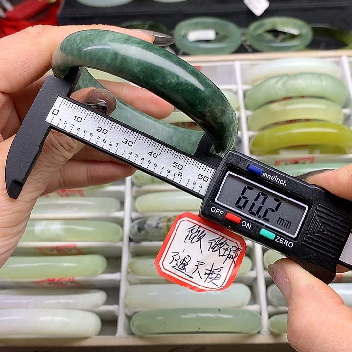 蛇纹石玉手镯未镶嵌540