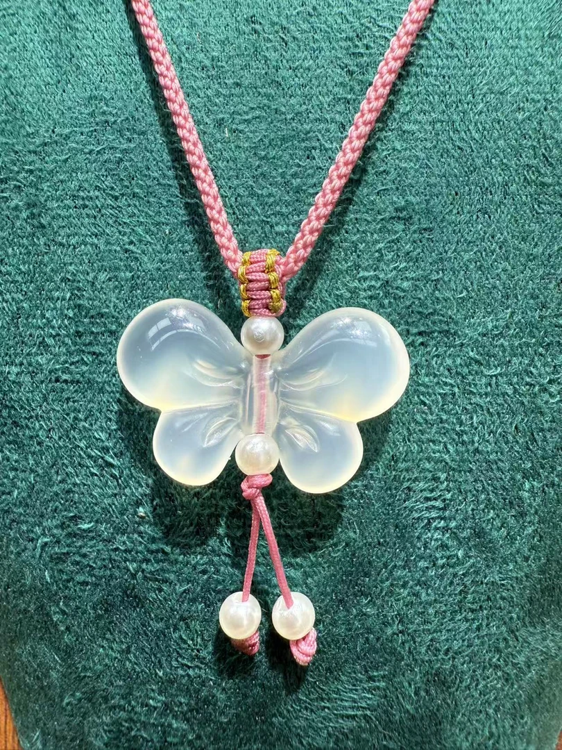 玛瑙蝴蝶吊坠粉色白色经典时尚