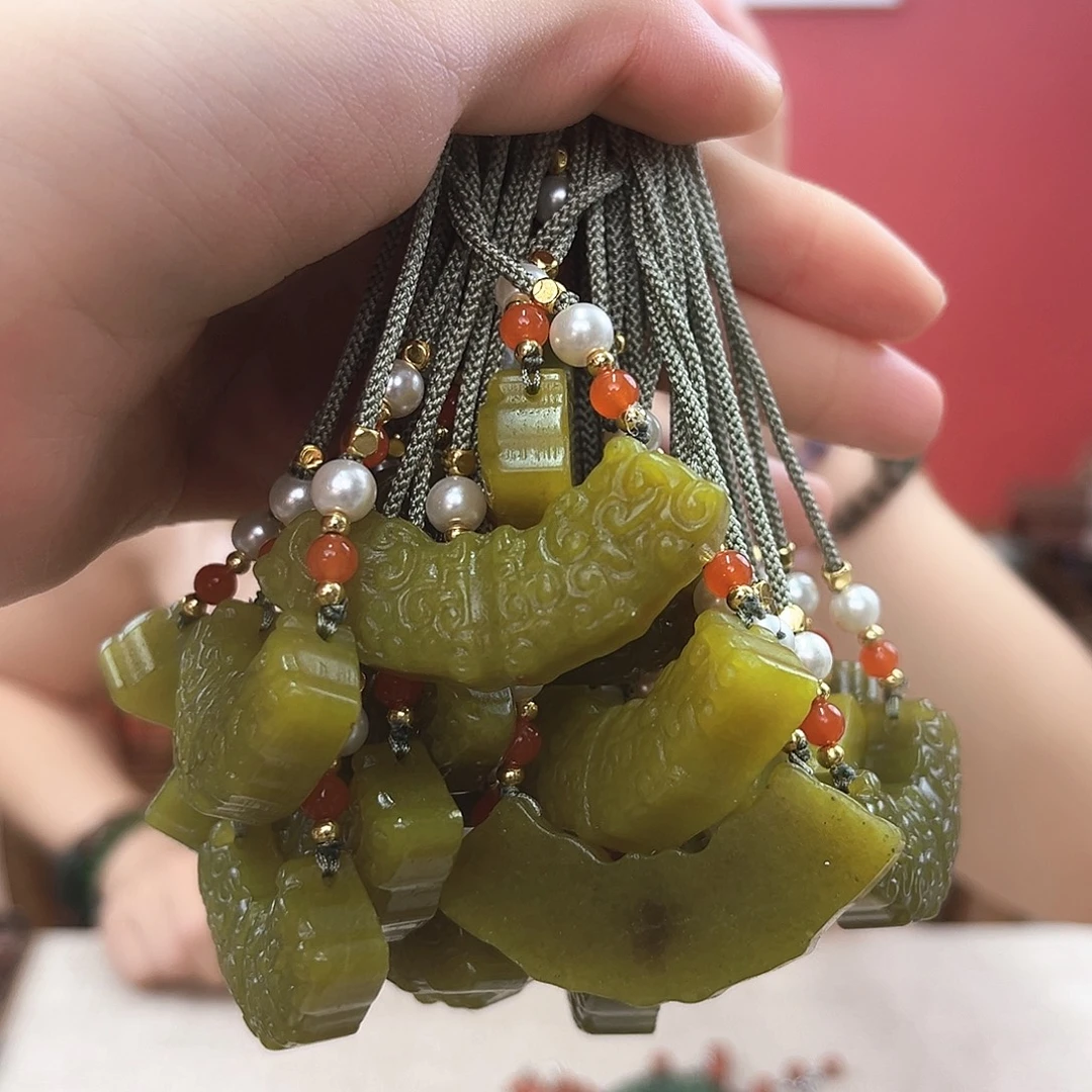 未镶嵌蛇纹石玉颈饰玉横