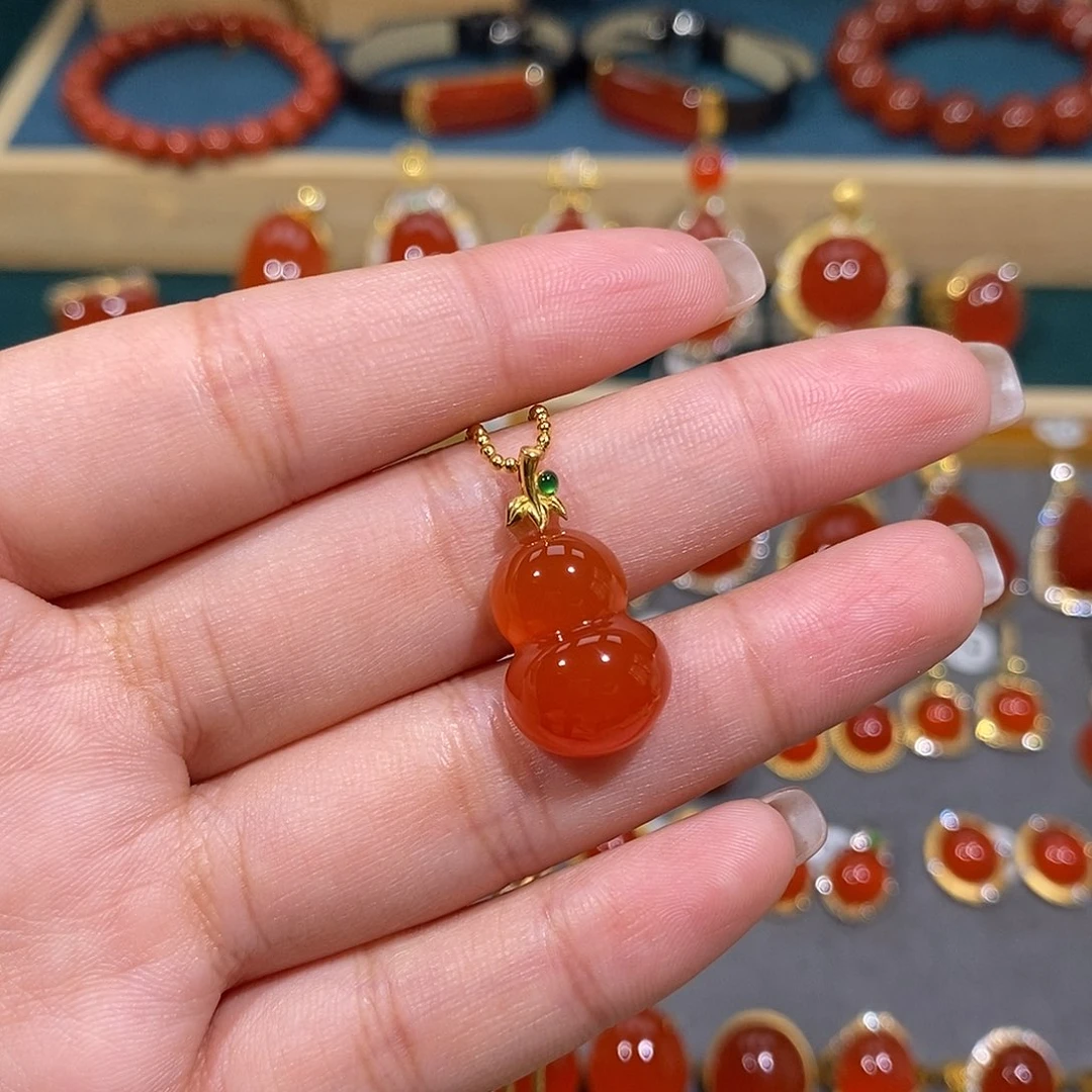 南红玛瑙18K金镶嵌颈饰