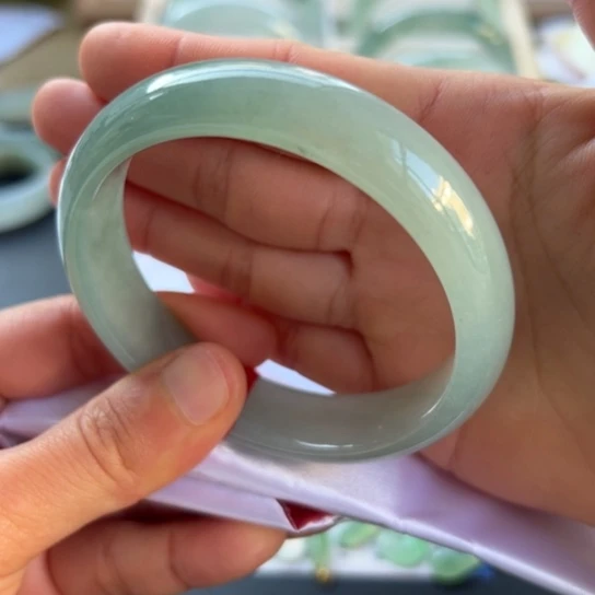 翡翠手镯未镶嵌手镯