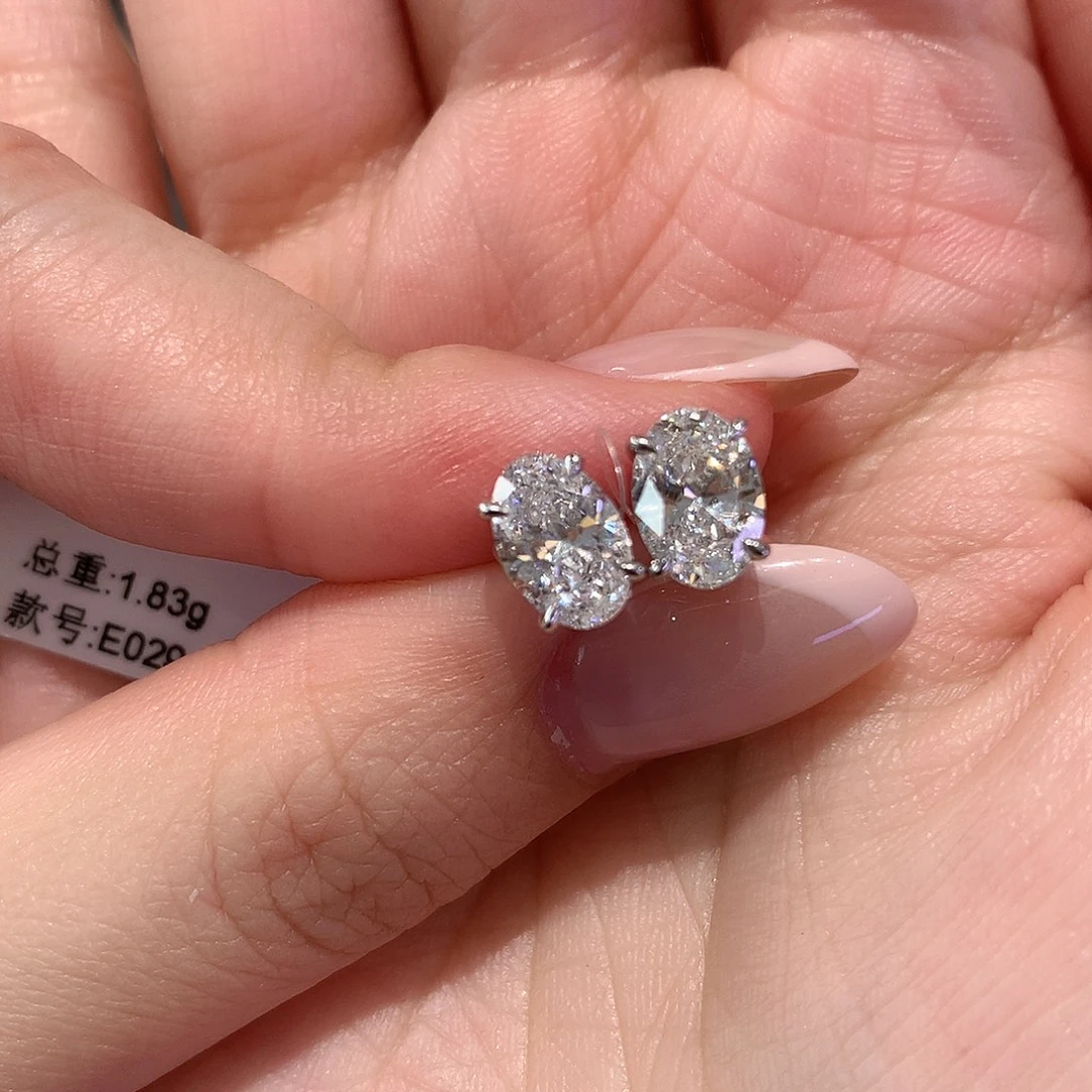 耳饰铂Pt950镶嵌合成钻石椭圆耳钉