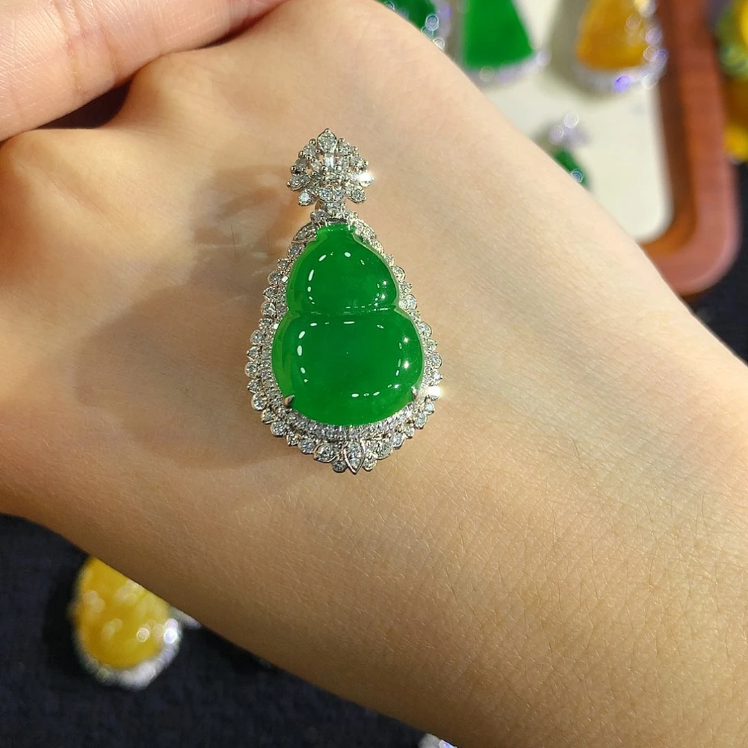 颈饰18K金镶嵌翡翠