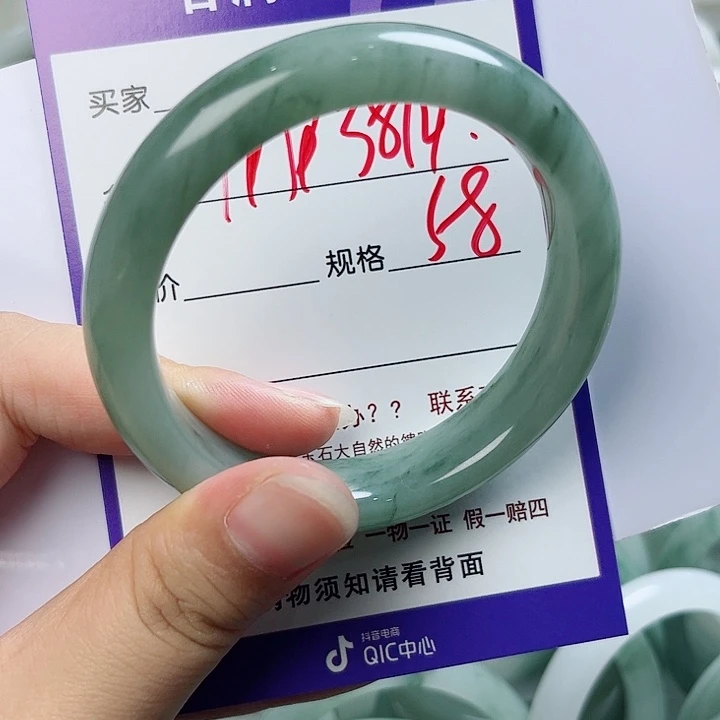 用***8未镶嵌手镯石英质玉（金丝玉）