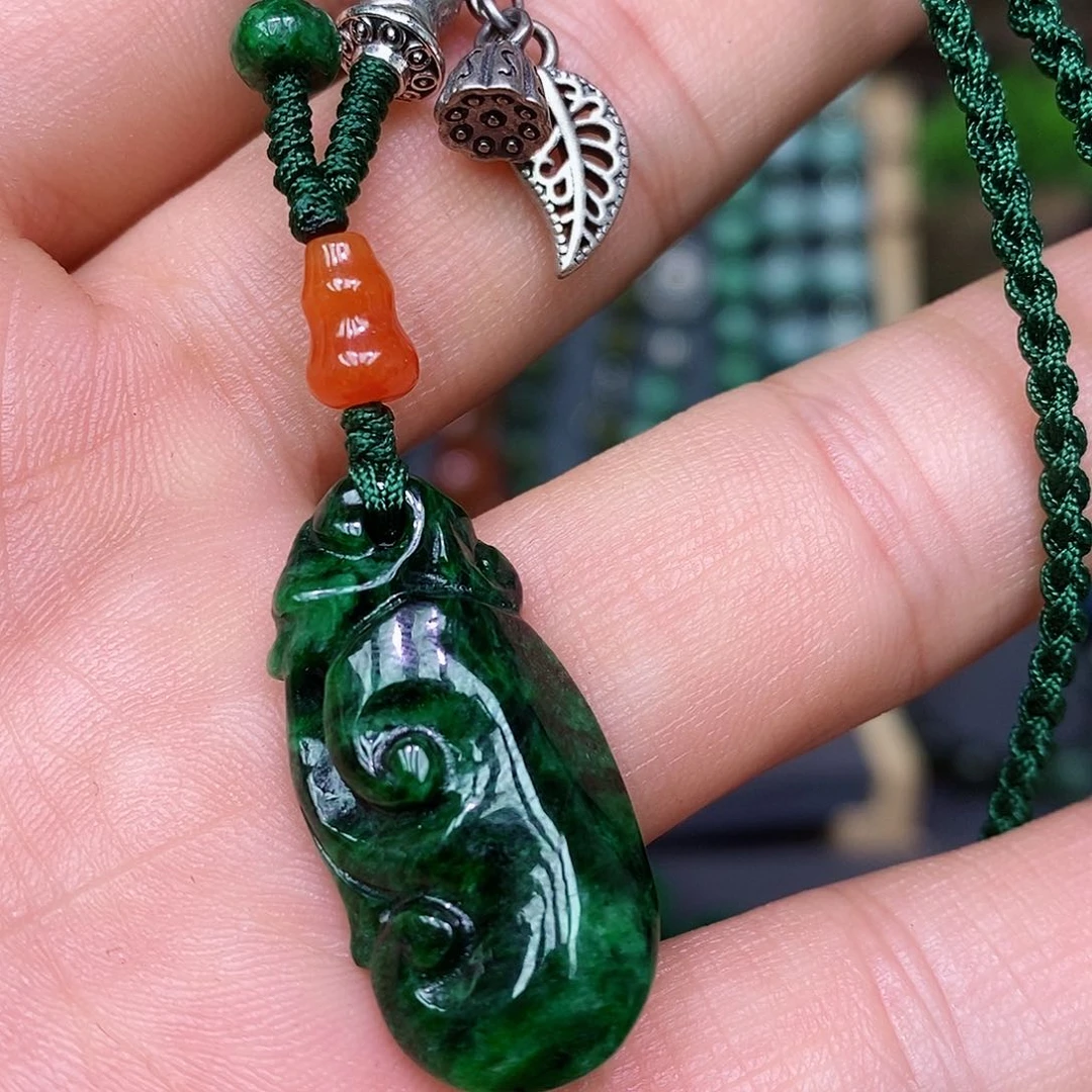 翡翠颈饰未镶嵌漂亮美眉