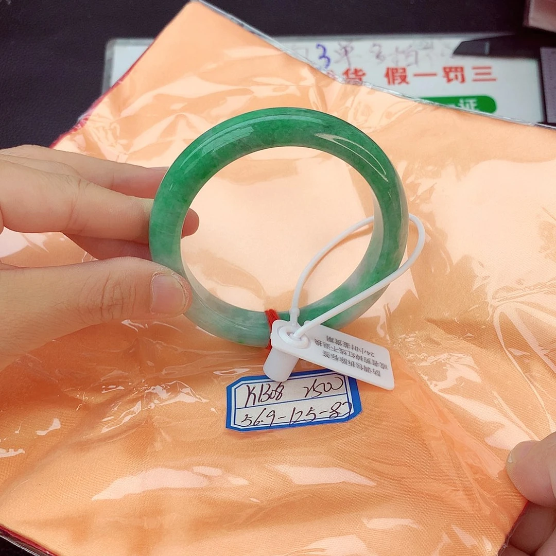 翡翠手镯未镶嵌翡翠