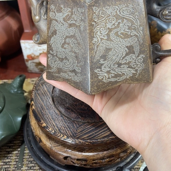 茶壶紫砂原矿泥料手工制作的一把紫砂壶。