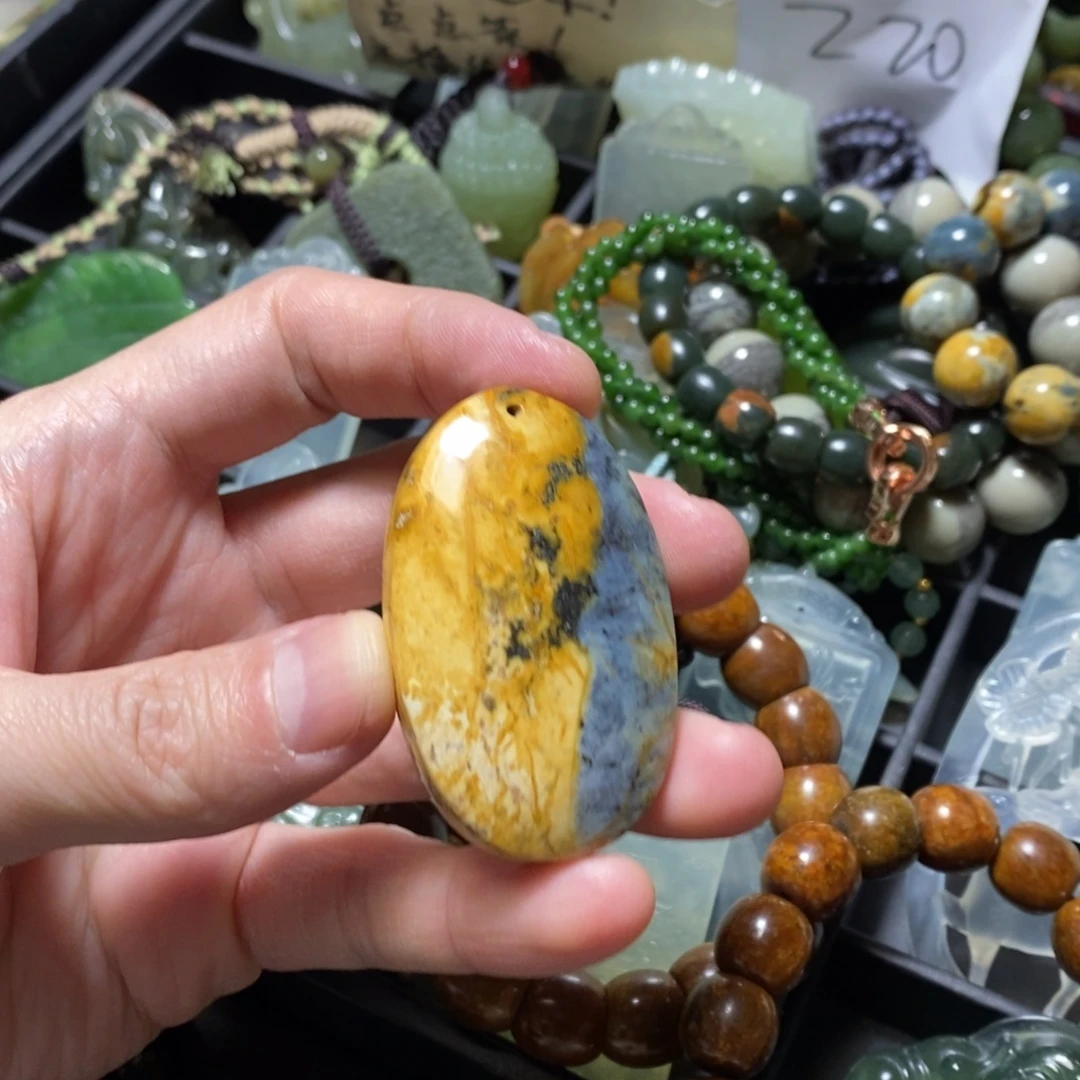 蛇纹石玉未镶嵌颈饰