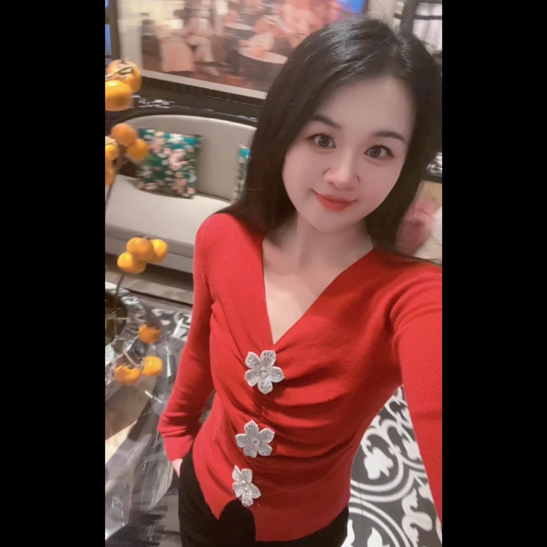 魅鹊 988 秋冬新款显白红色V领花朵修身显瘦毛衣针织衫