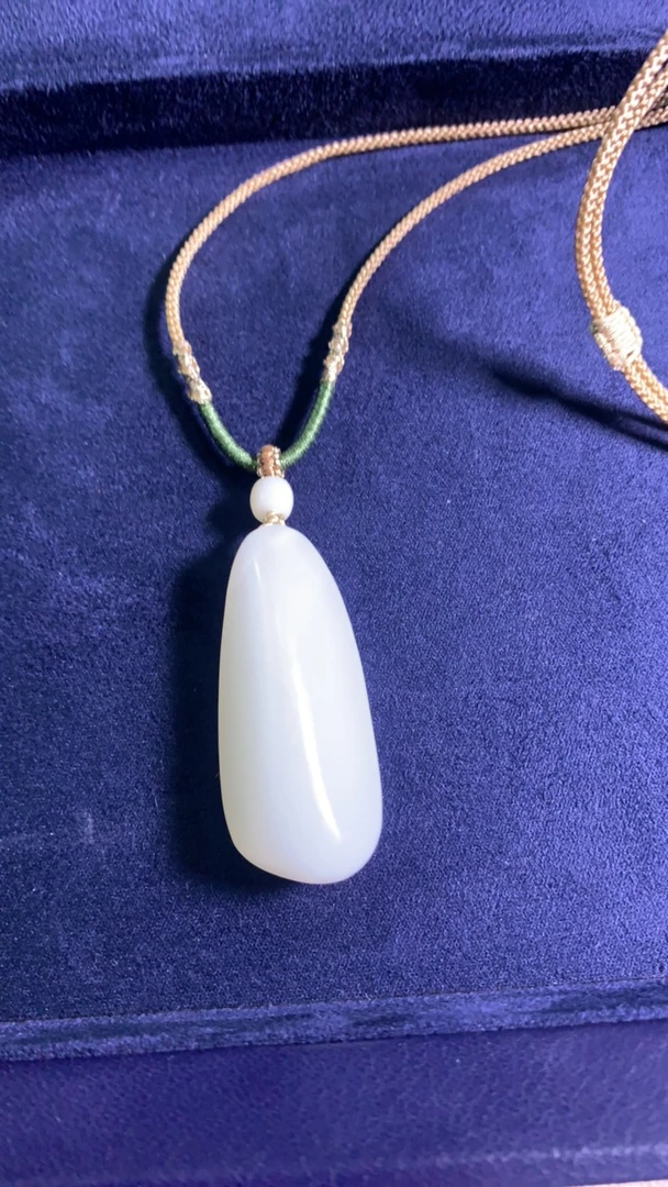 天然和田玉水滴吊坠