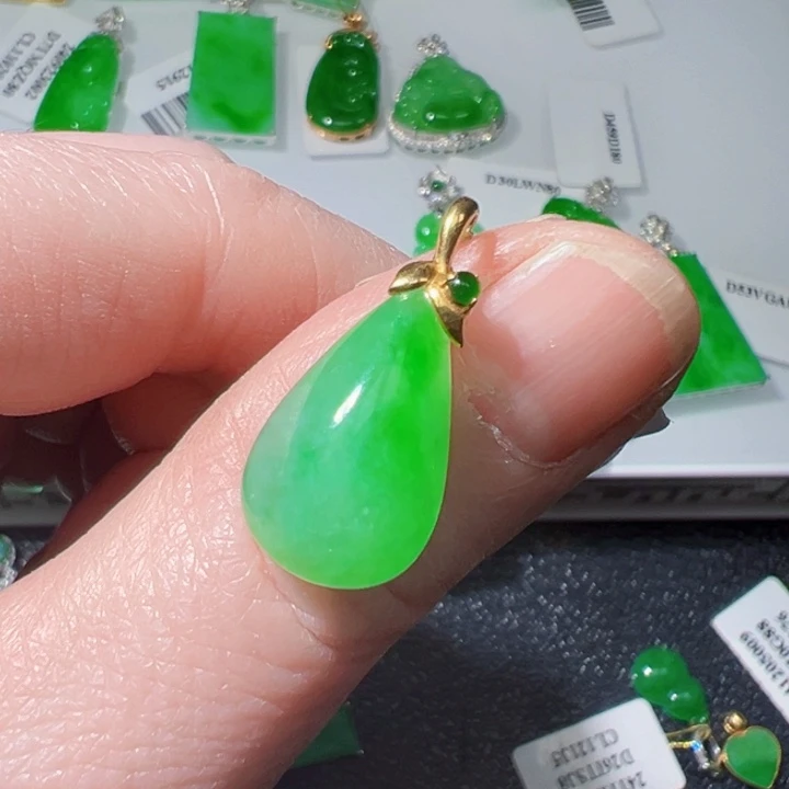 颈饰18K金镶嵌翡翠