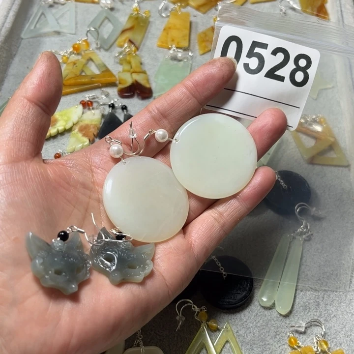 沉***默蛇纹石玉未镶嵌耳饰