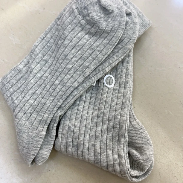 D44高品质灰色银字母袜子