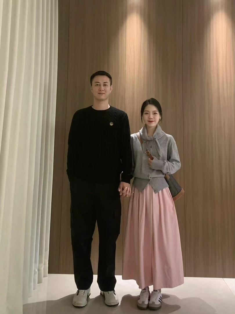 2025秋冬新款韩系休闲灰色下摆袖口收紧显瘦配小围巾粉色半身裙