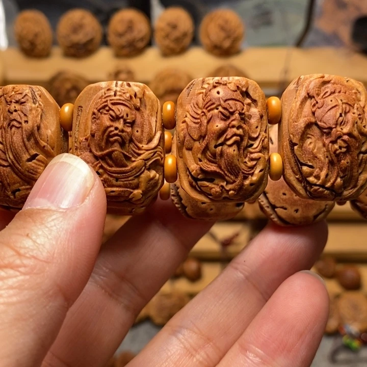 桃核雕刻关公手牌