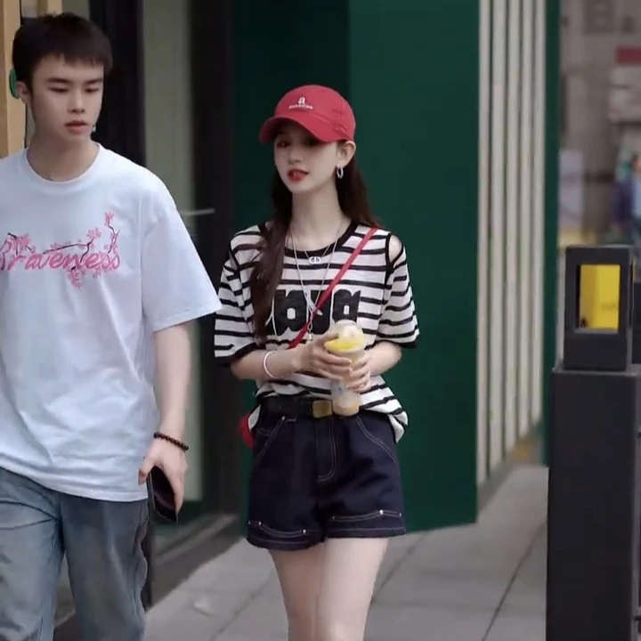 今年流行夏季两件套2025年新款韩系减龄条纹上衣显瘦短裤两件套装