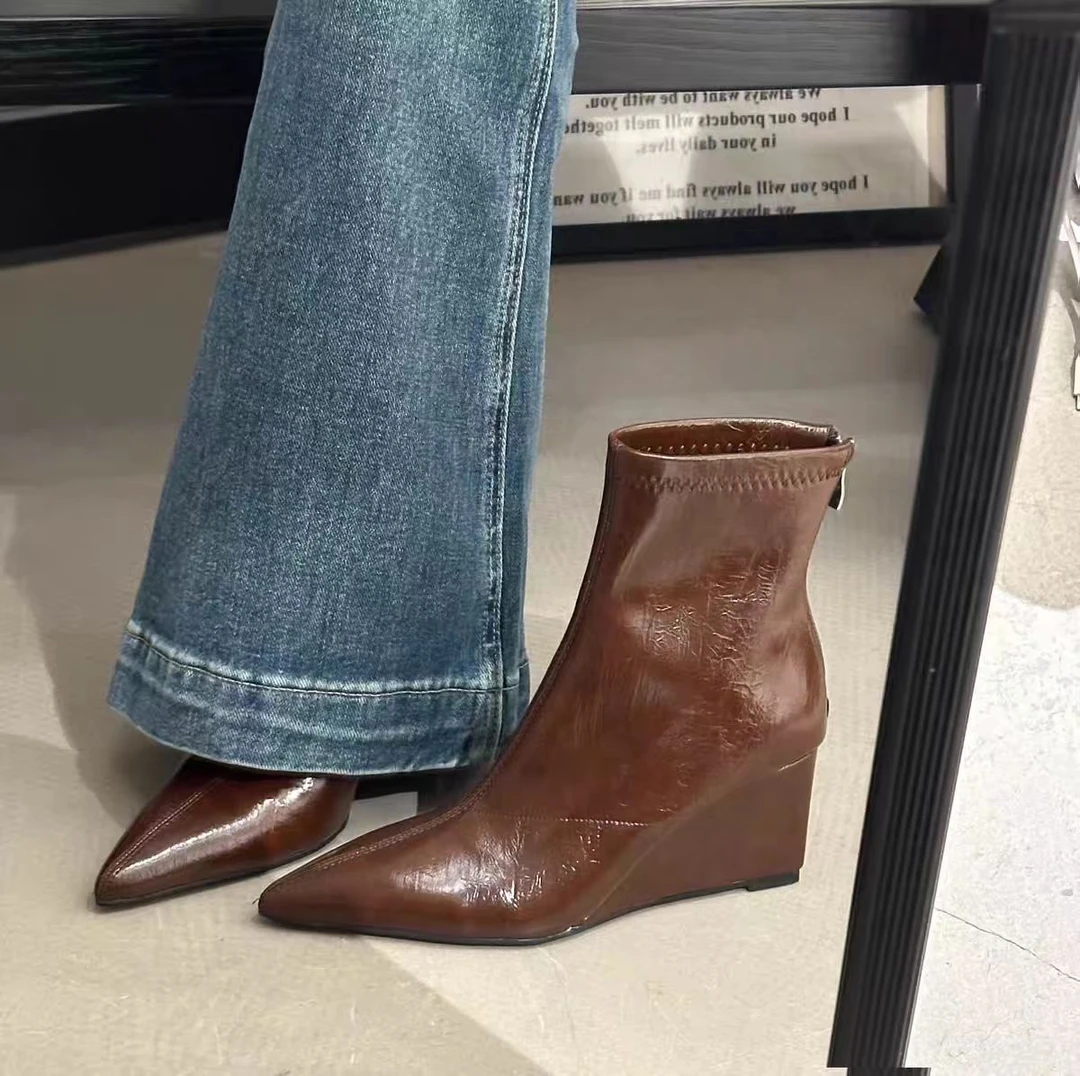 2025新款尖头坡跟瘦瘦靴女中跟后拉链短靴