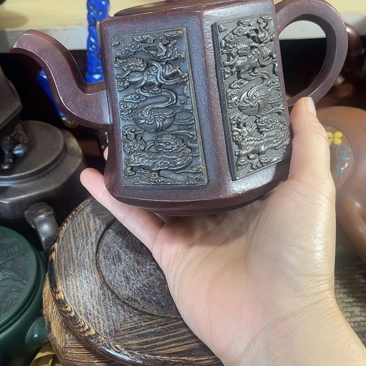 茶壶紫砂原矿泥料手工制作的一把紫砂壶。