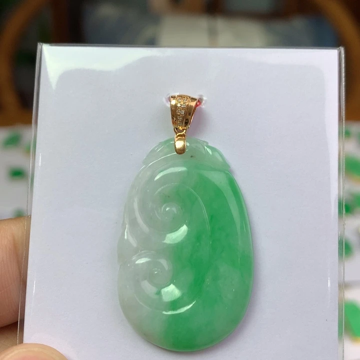 翡翠18K金镶嵌颈饰