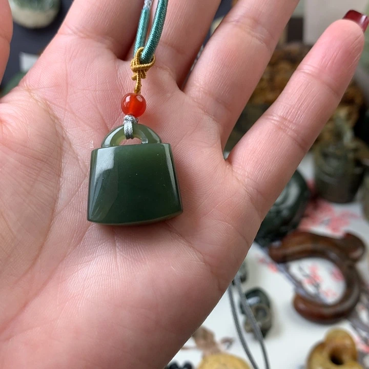 透闪石质玉挂件未镶嵌