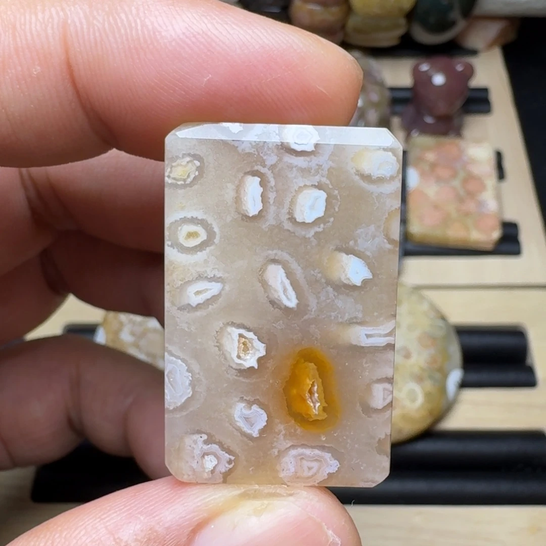 石英质玉未镶嵌纯天然色有机玉石保真色