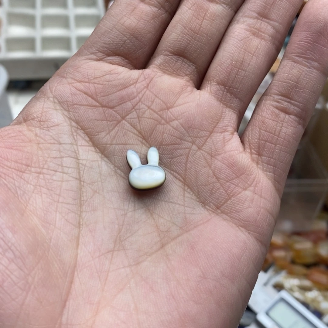 玛瑙/玉髓未镶嵌珠宝半成品一个黑蝶贝小兔子