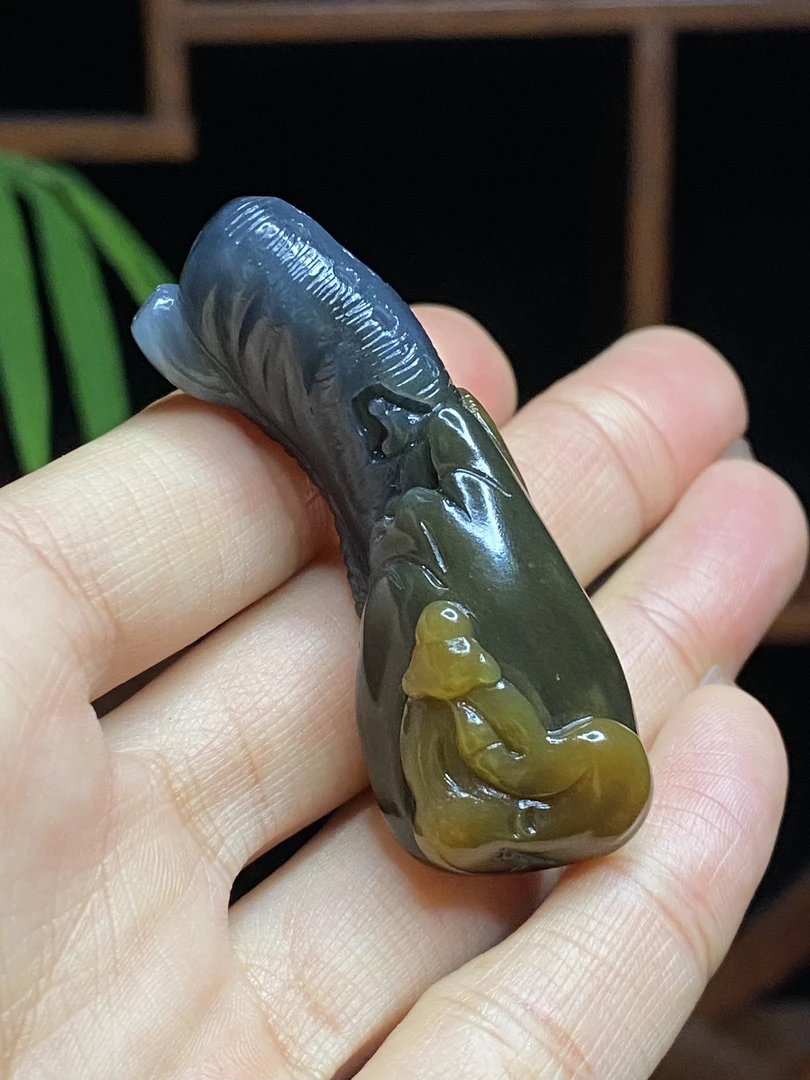 新疆和田玉楼兰三色《悟道》色彩丰富 尺寸52*19*14㎜重20.8克