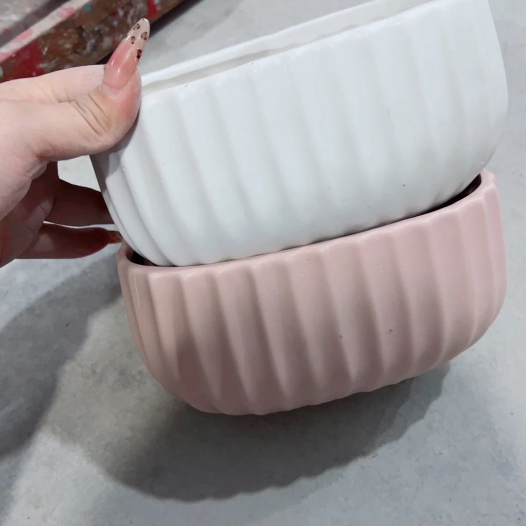 有孔，陶瓷花盆满10米包邮发货。