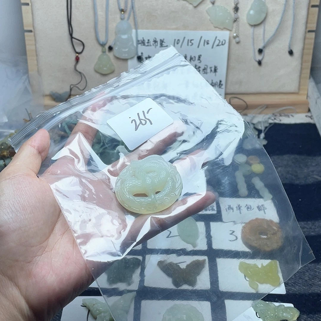 蛇纹石玉颈饰未镶嵌大****?