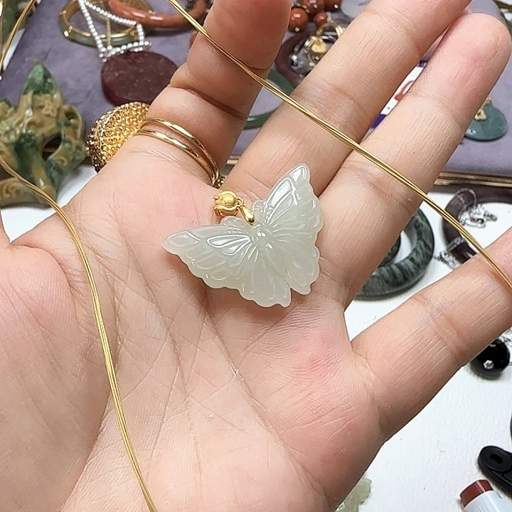 智***橱和田玉未镶嵌颈饰