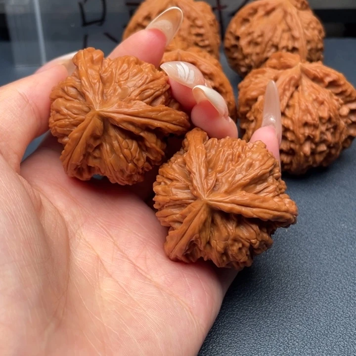 小***毅文玩核桃吊坠白狮子